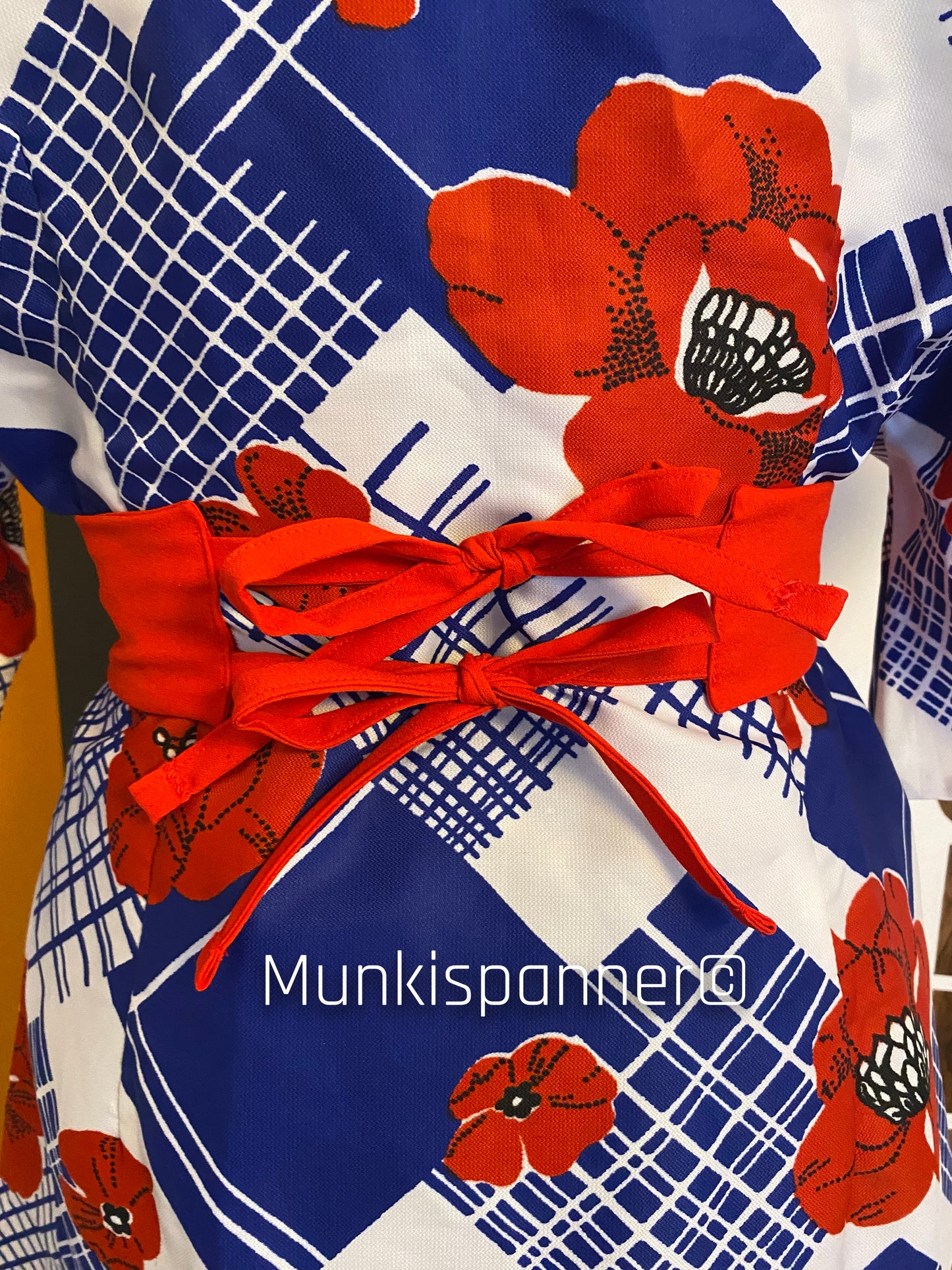 Munkispanner Revamped Vintage - Blue, Red and White Rose Flared Sleeve Dress