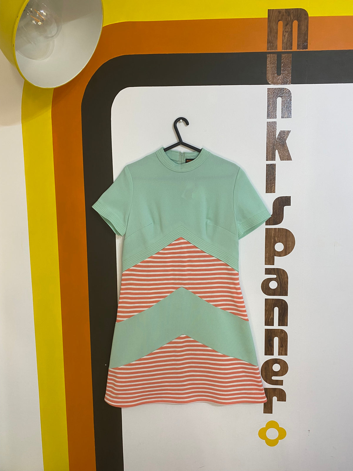 Munkispanner Revamped Vintage - Green and Peach Chevron Dress