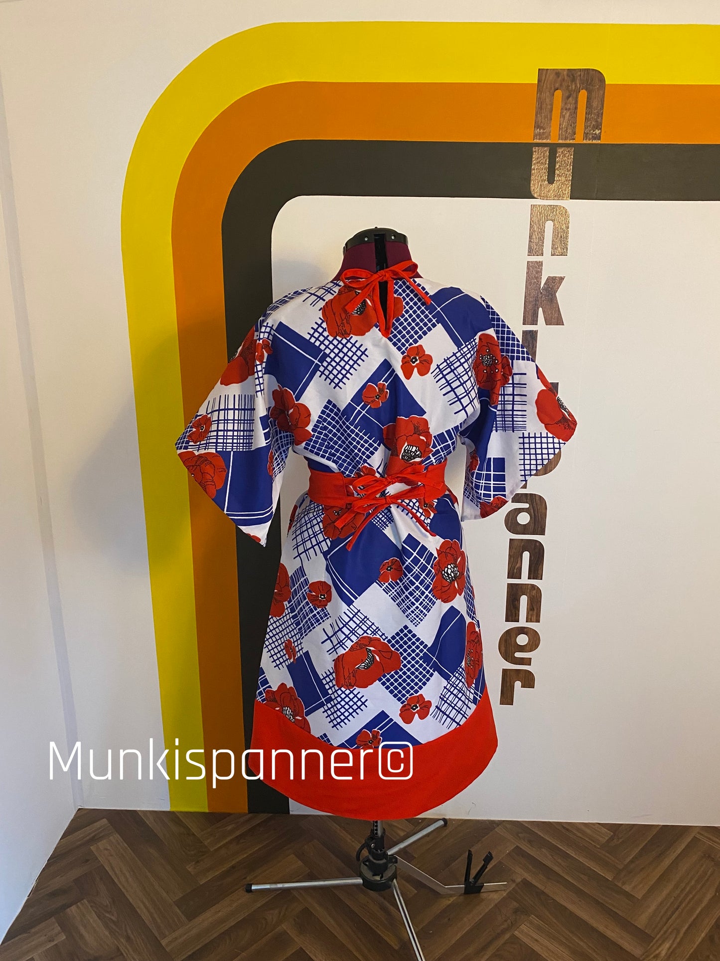 Munkispanner Revamped Vintage - Blue, Red and White Rose Flared Sleeve Dress