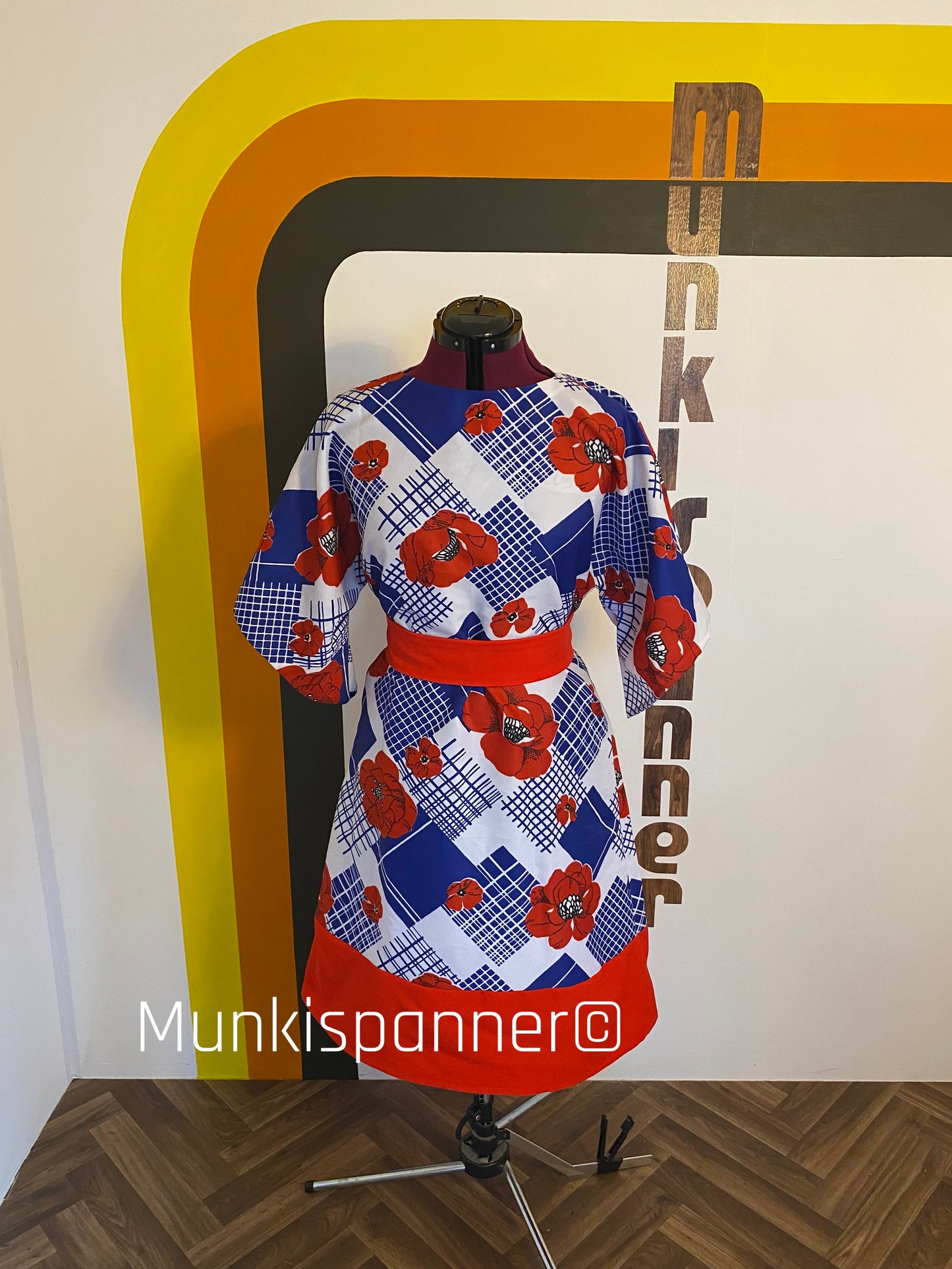 Munkispanner Revamped Vintage - Blue, Red and White Rose Flared Sleeve Dress