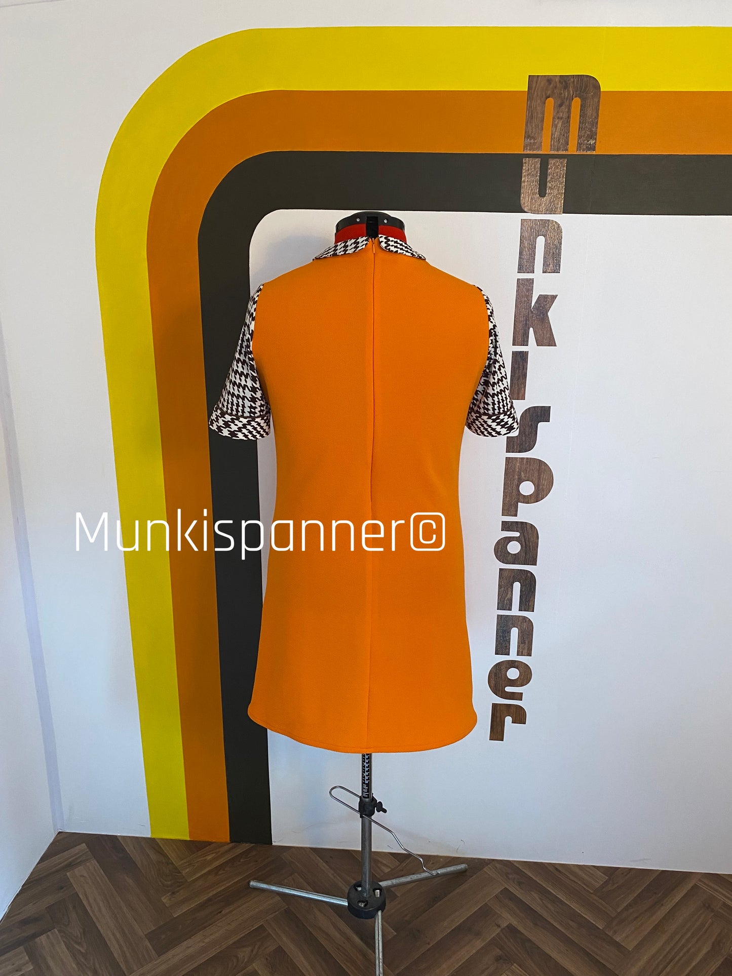 Munkispanner Revamped Vintage - Orange, White and Brown Dogtooth Dress