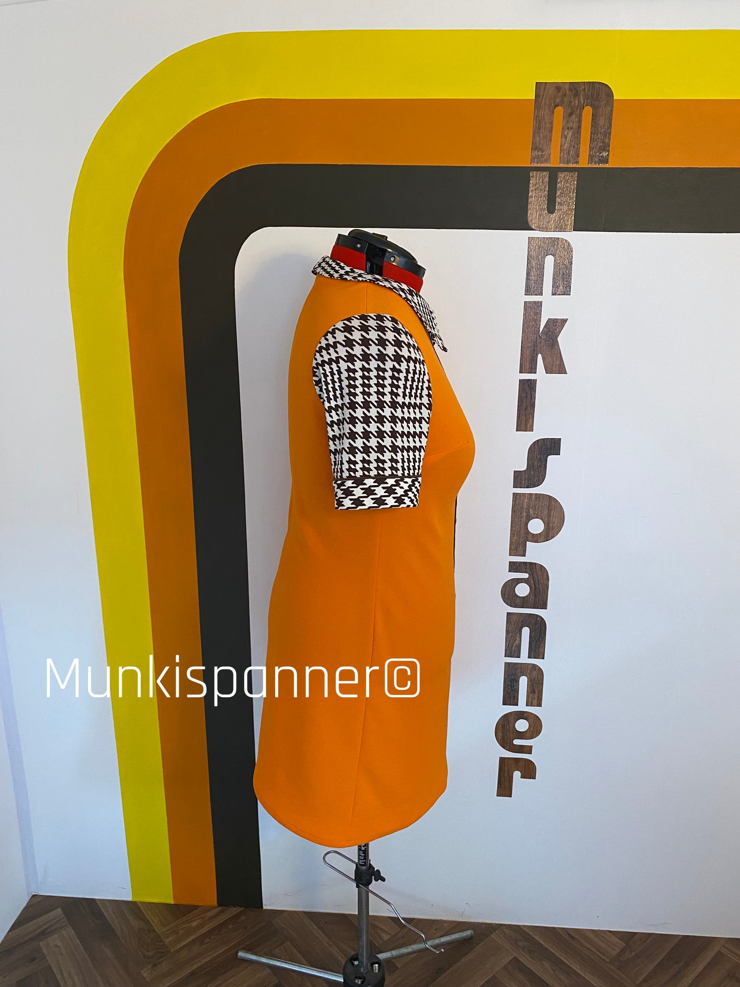 Munkispanner Revamped Vintage - Orange, White and Brown Dogtooth Dress
