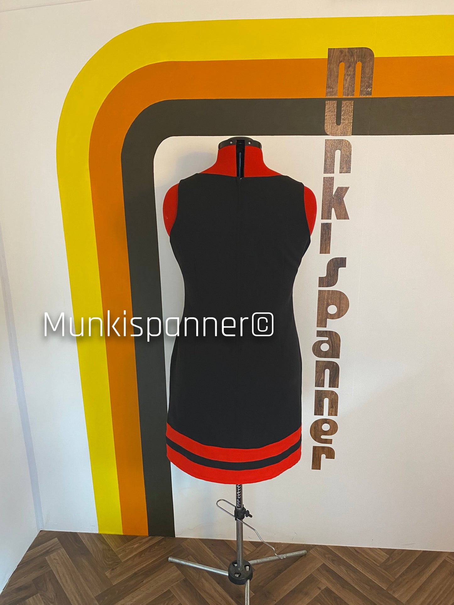 Munkispanner Revamped Vintage - Black and Red Button Heart Dress