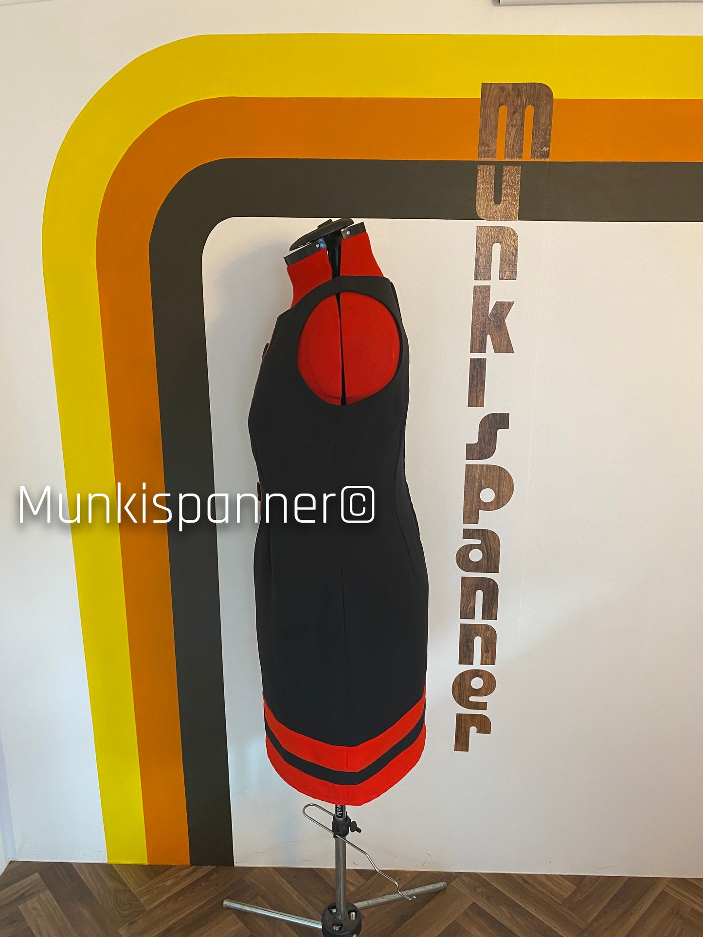 Munkispanner Revamped Vintage - Black and Red Button Heart Dress