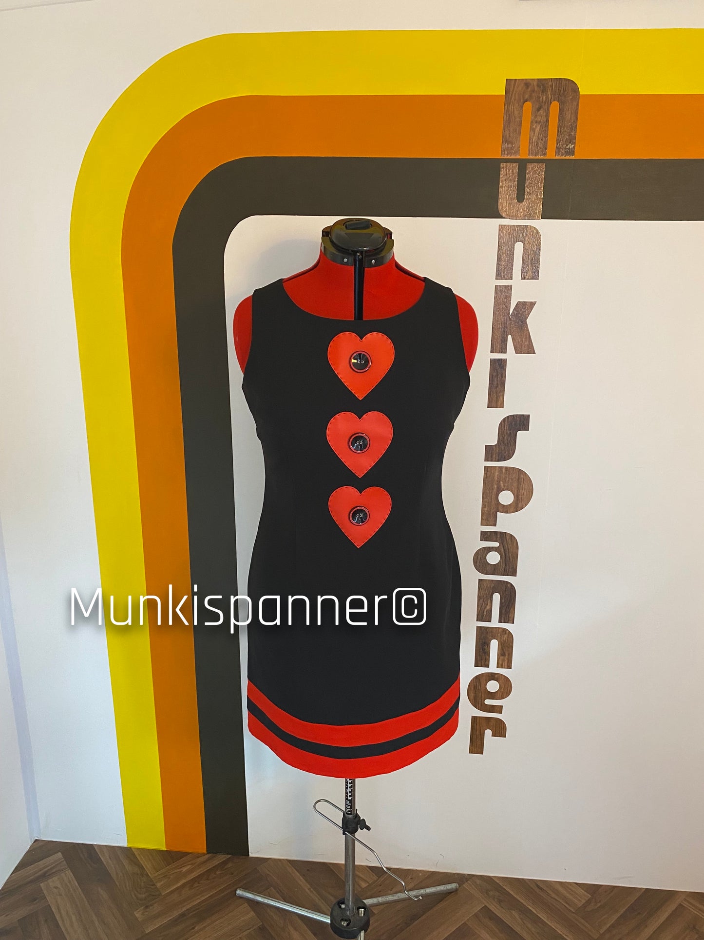 Munkispanner Revamped Vintage - Black and Red Button Heart Dress