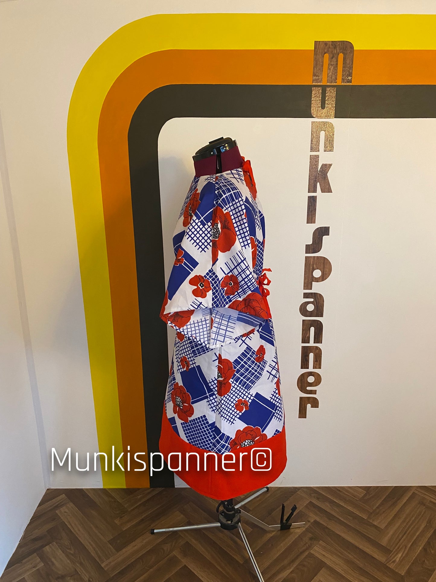 Munkispanner Revamped Vintage - Blue, Red and White Rose Flared Sleeve Dress