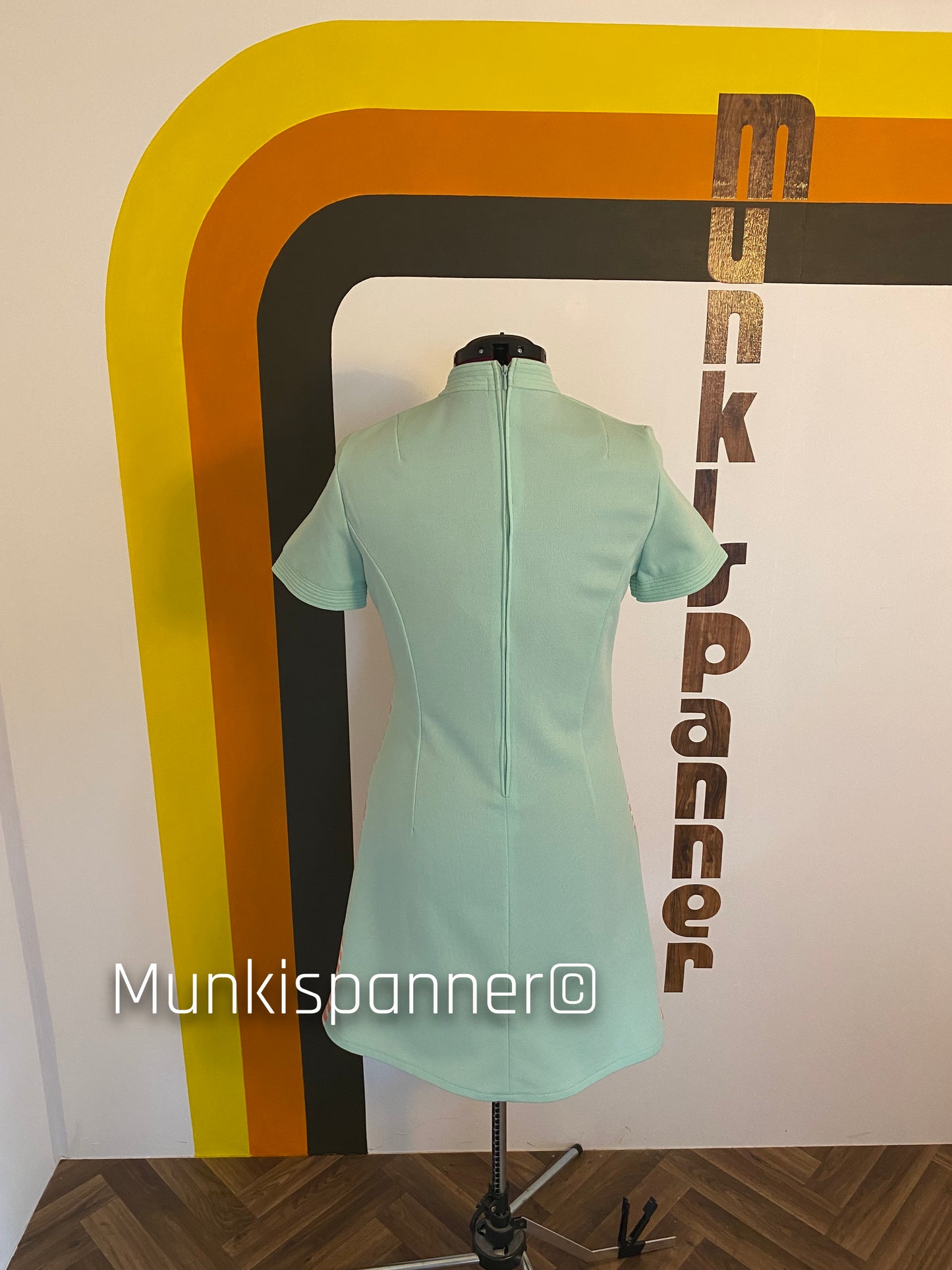 Munkispanner Revamped Vintage - Green and Peach Chevron Dress
