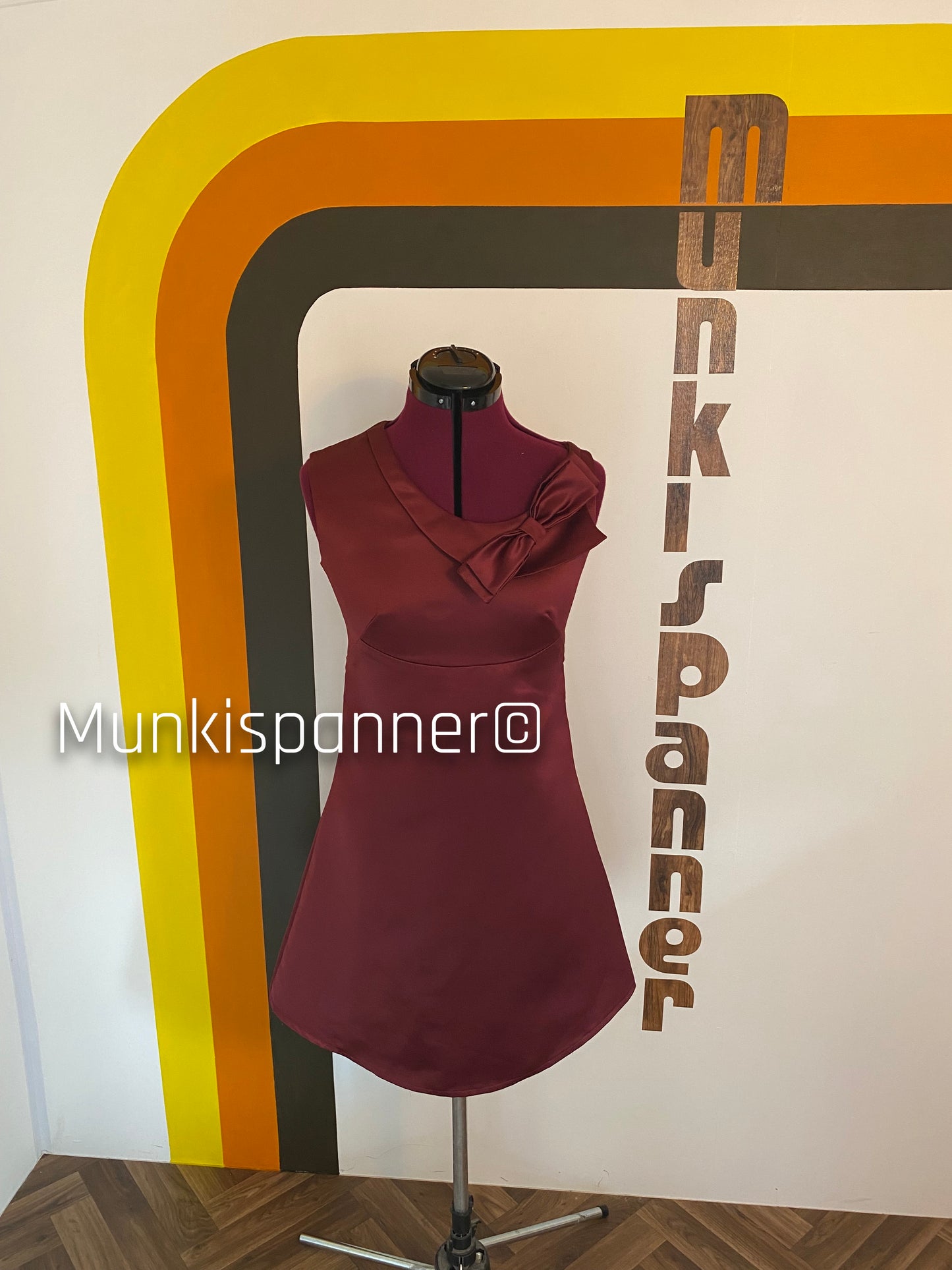 Vintage Munkispanner Original - Burgundy Bow Neck Dress