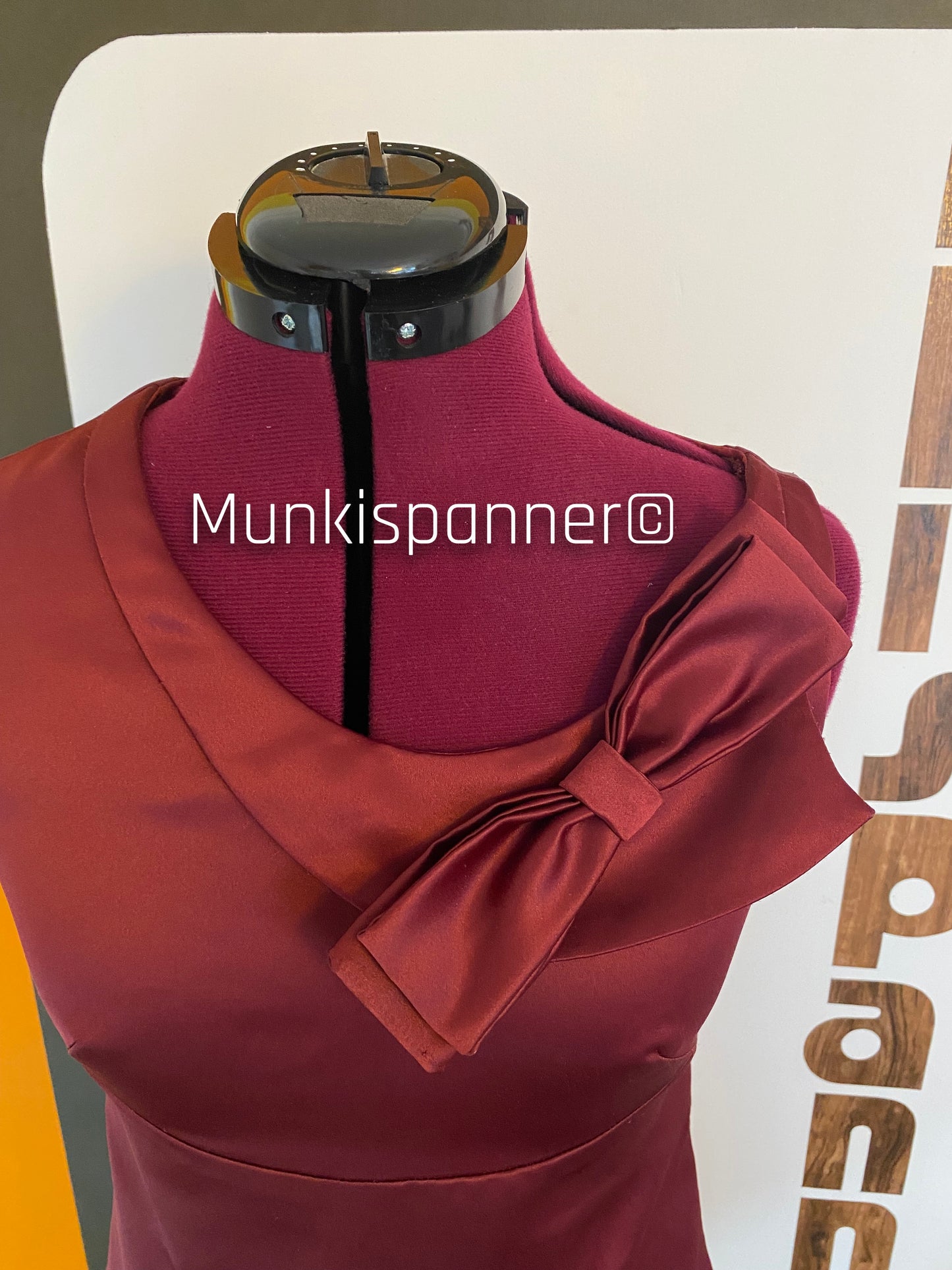 Vintage Munkispanner Original - Burgundy Bow Neck Dress