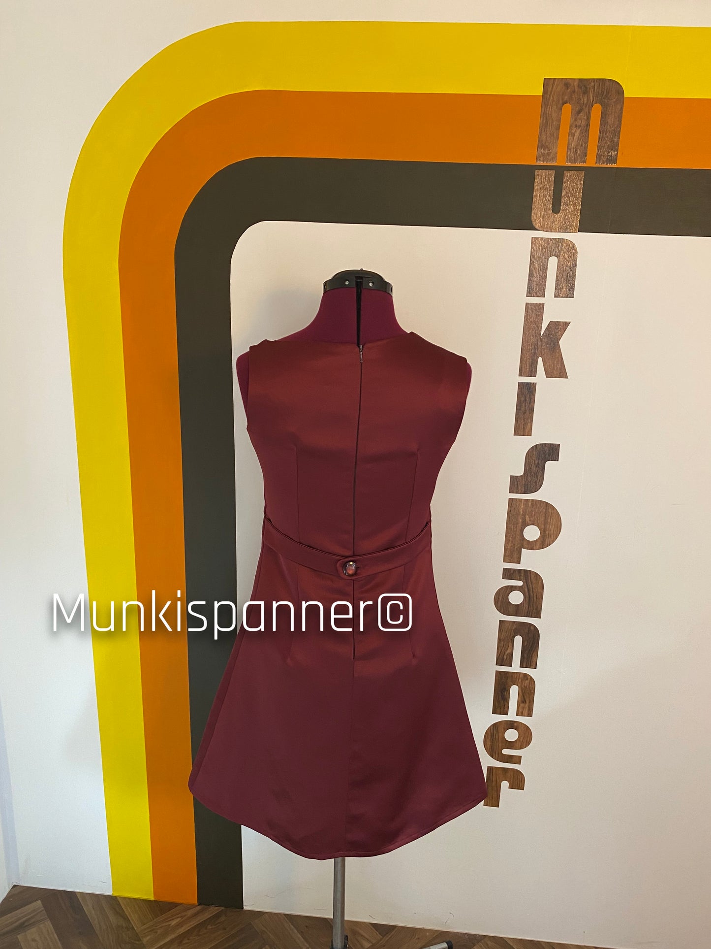 Vintage Munkispanner Original - Burgundy Bow Neck Dress
